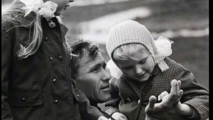 Василий Шукшин с супругой и дочерьми во время загородной прогулки. 1974 год