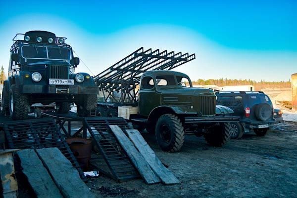 Старый ЗИЛ-157, который догнивал посреди поля, превратили в реактивный миномет «Катюша»