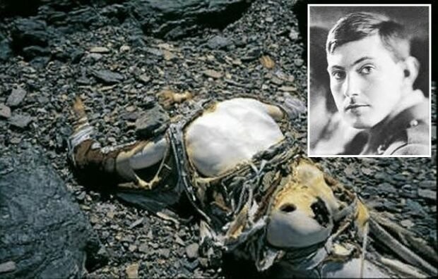 Это тело было опознано как труп одного из первых покорителей Эвереста, Джорджа Мэллори, который погиб на спуске в 1924 году.