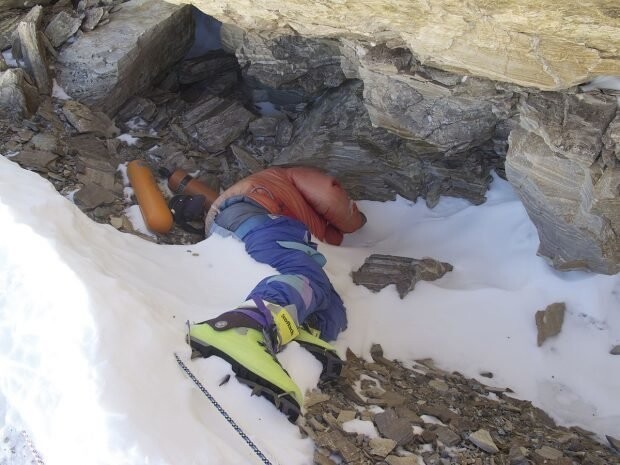 Этот мужчина, который погиб на Эвересте в конце 90-х, известен всем альпинистам как «зелёные ботинки».