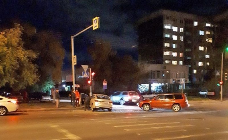 Subaru столкнулся с Hyundai на Дуси Ковальчук в Новосибирске