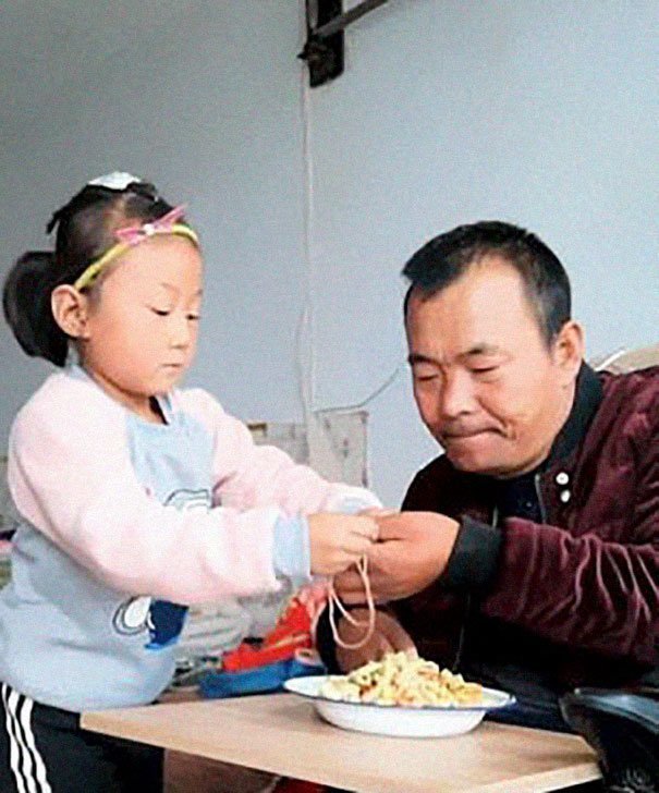 Вот уже два года 6-летняя Цзя Цзя заботится о парализованном отце 