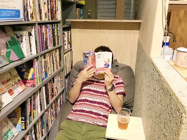 В Токио открылась библиотека манги, в которой можно пить пиво