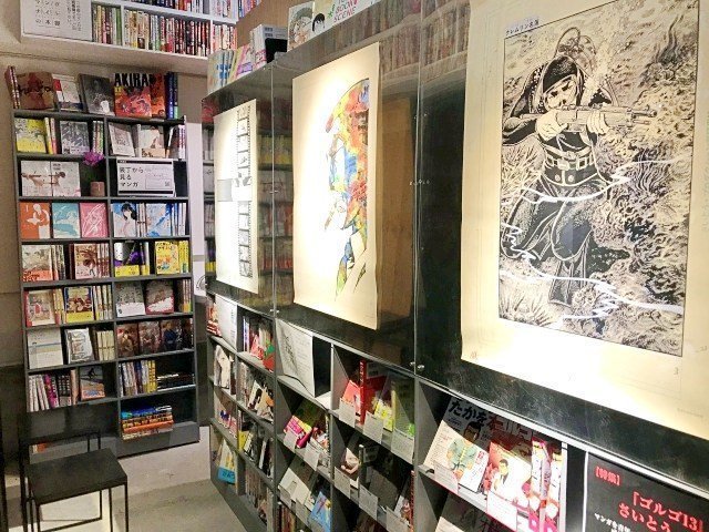 В настоящий момент выставка в библиотеке посвящена знаменитому мангаке и автору гэкиги Такао Сайто, наиболее известной работой которого остается Golgo 13