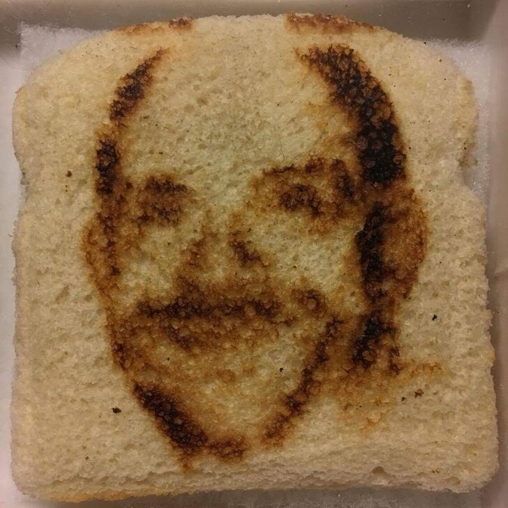 20. "У моего папы есть тостер, который "печатает" его лицо на хлебе"