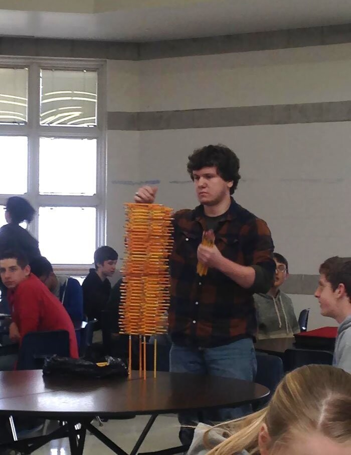 "Один парень в нашей школе умеет здорово складывать карандаши"