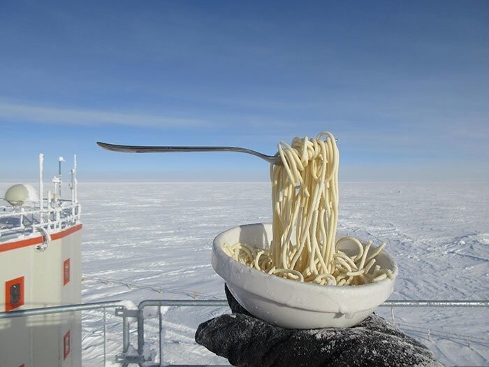 Кто-то вынес макароны с вилкой на улицу на исследовательской станции "Конкордия" в Антарктиде при температуре  минус 60