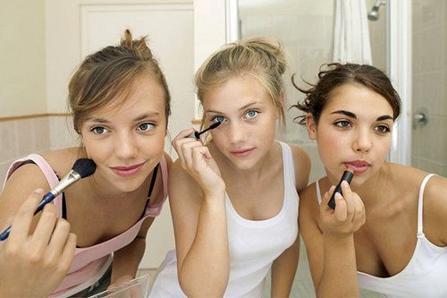 Милонов предложил запретить школьникам пользоваться косметикой и красить волосы