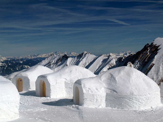 Иглу — это зимнее жилище эскимосов. Представляет собой куполообразную постройку диаметром 3—4 метра и высотой около 2 метров  из уплотнённых ветром снежных или ледяных блоков