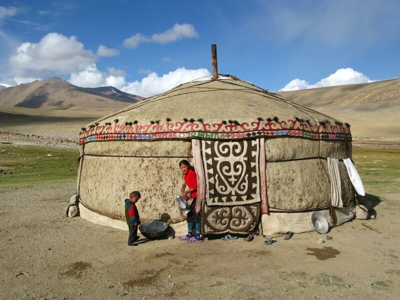 Юрта — слово из тюркских языков, означающее «ро­дина». Юрта - переносное каркасное жилище с войлочным покрытием у тюркских, башкирских и монгольских кочевников.