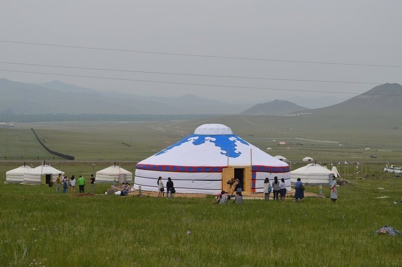 Гэр. Кстати говоря монгольские жилища, хоть и похожи на юрту, называются гэр и назвать при хозяине его гэр юртой считается  чудовищным оскорблением.  В переводе с монгольского гэр означает «дом»
