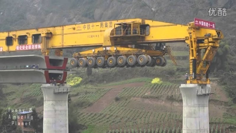 Как в Китае строят мосты. Огромная машина для постройки мостов 