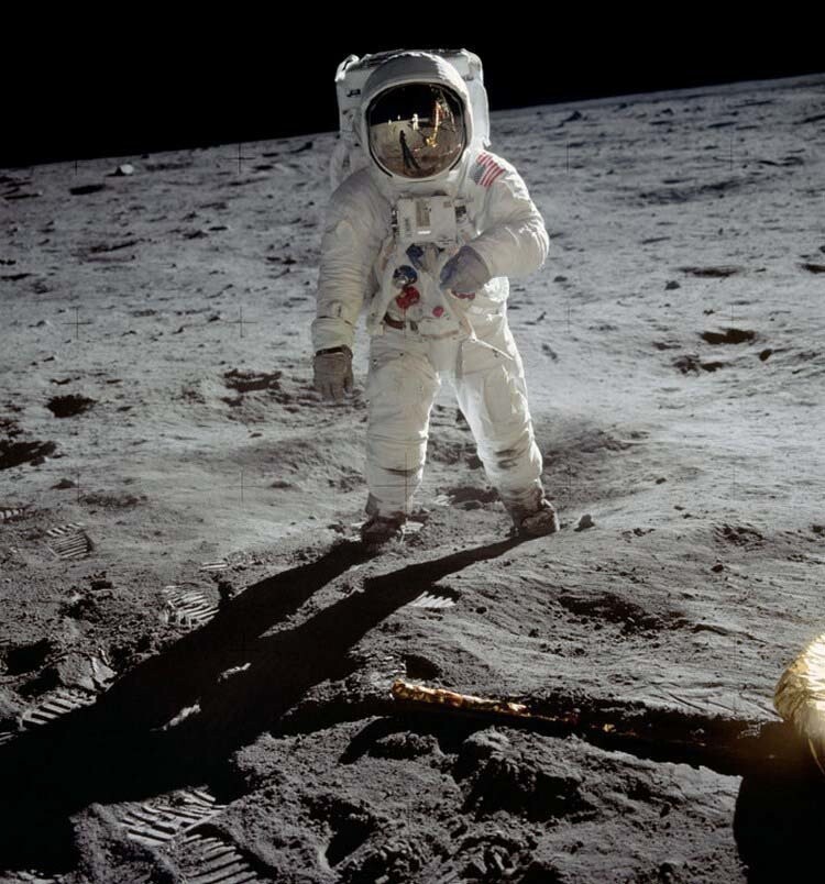 Чтобы максимально снизить вес для возвращения назад на Землю, экипаж Apollo 11 оставил около 100 различных предметов на Луне