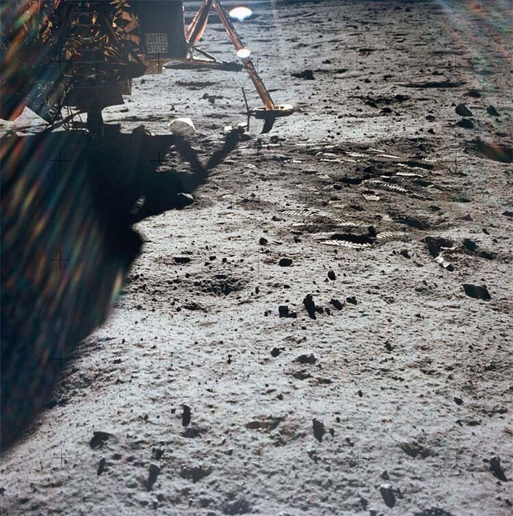 Если вы всё ещё к высадке на Луну относитесь скептически, то изучив её поверхность более детально, вы непременно там найдёте следы, оставленные астронавтами