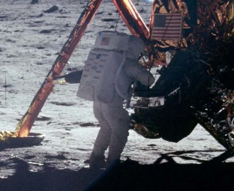 … и в костюм Apollo/Skylab A7L также ещё входили специальные галоши, которые надевались поверх сапог