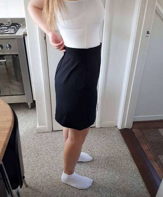 Женщина в тот же день купила новую юбку дочери, но и она не понравилась завучу Дэвиду Вилу
