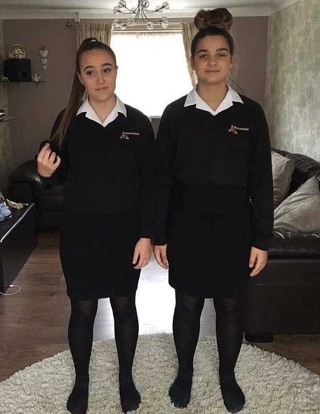 Элли Портер (слева) и Жасмин Стейси угрожали отстранением от занятий, поскольку руководству школы их юбки казались "отвлекающими"