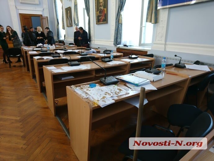 В украинском Николаеве депутатов облили фекалиями прямо во время заседания