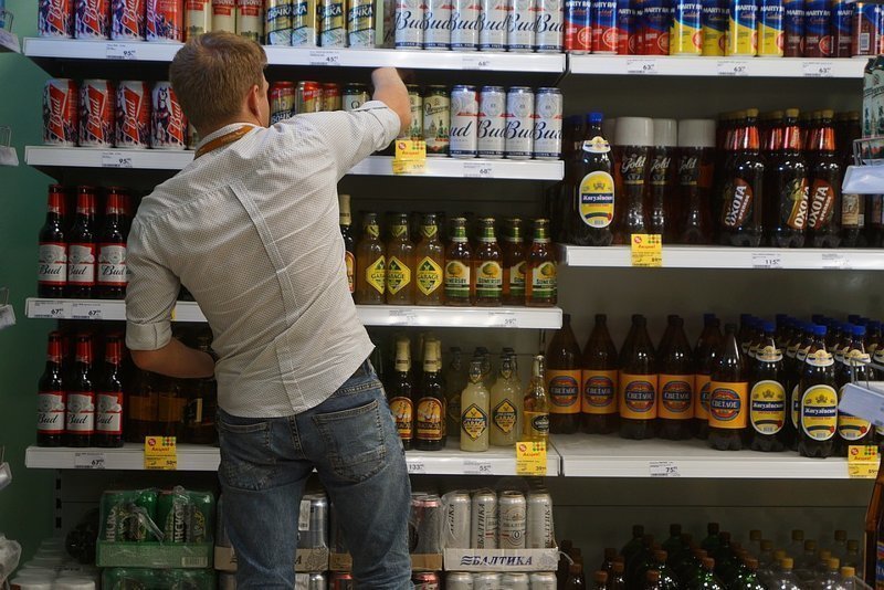 Минпромторг предложил снять запрет на продажу пива в банках ночью