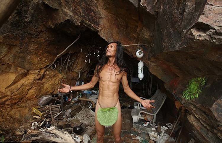 Таец, живущий в пещере, хвастается фотографиям туристок, которых ему удаётся завлечь в своё логово