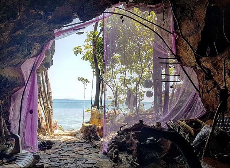 Таец, живущий в пещере, хвастается фотографиям туристок, которых ему удаётся завлечь в своё логово
