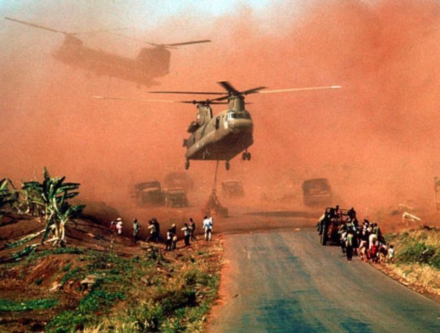 Два вертолета Chinook во время эвакуации снаряжения и солдат южно-вьетнамской (АРВН) 18-й дивизии и их семей из Сюань-Лока, Вьетнам, середина апреля 1975 года.