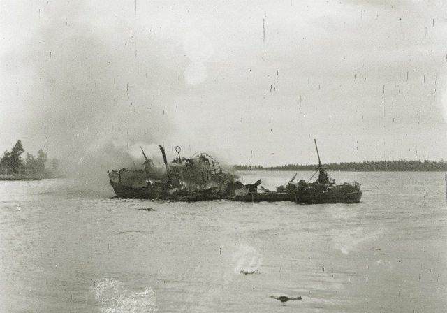 Катер финских ВМС, только что уничтоженный советский штурмовиком Ил-2, о. Tiurinsaari (Западный Берёзовый), 18.06.1944 г.