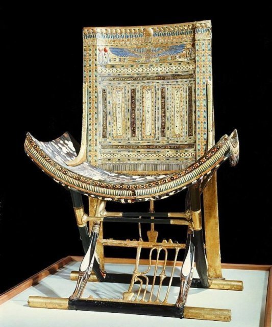 Трон из гробницы фараона Тутанхамона. 1332 год до н. э.