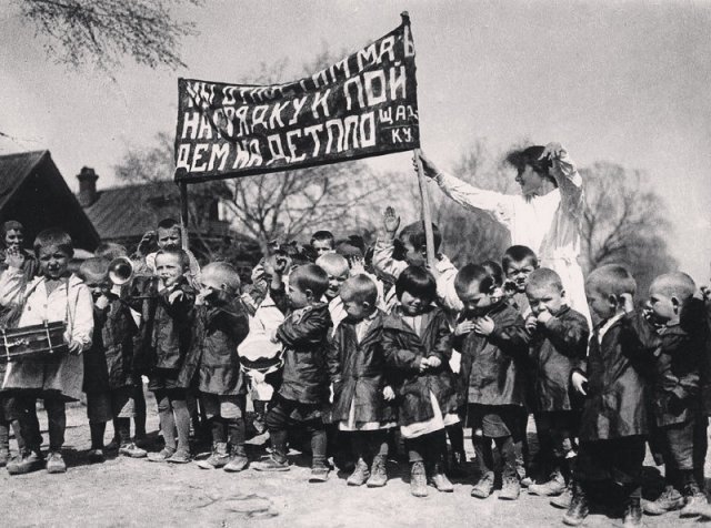 "Мы отпустим мать на грядку и пойдём на детплощадку!". В деревне Коломенское, 1930-е
