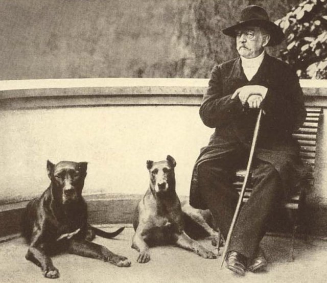 Отто фон Бисмарк с его так называемым Рейхсхунденом («Собаками Империи») Тирас II и Ребекка, 1891 год.