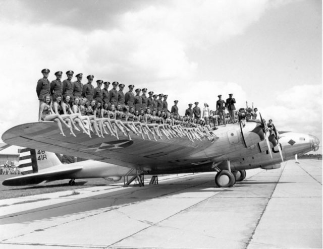 Boeing XB-15 с моделями в купальниках на крыле. США,1940-е