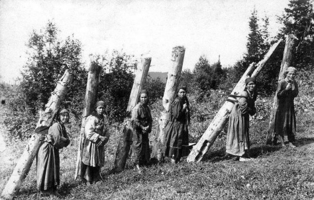Женщины на заготовке дров, Алтай, Горная Шория, 1913 год.