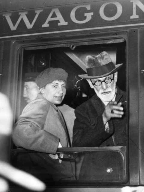 Зигмунд Фрейд с дочерью Анной, бежит из оккупированной нацистами Вены в Лондон, 1938 год.