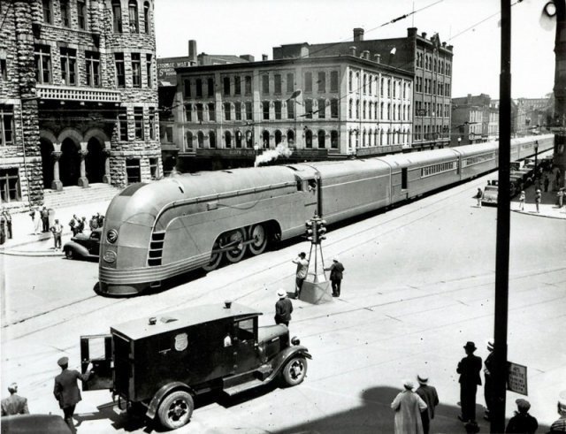 Поезд "Меркурий" на улице Нью-Йорка, 1936 год.