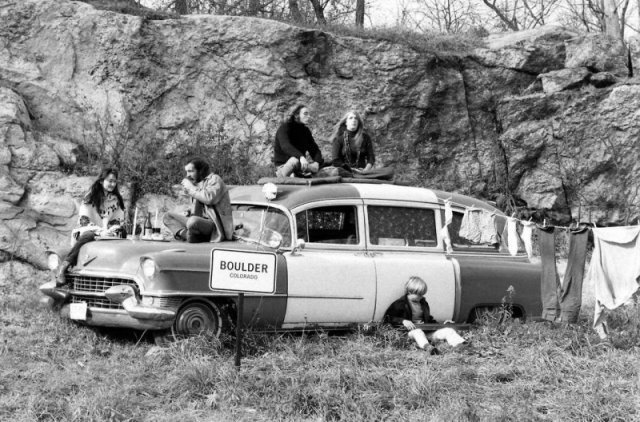 Хиппи протестуют против закона, запрещающего жить в автомобилях. 1969 г