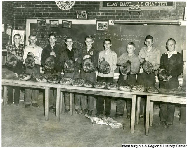 Американские школьники учатся коптить окорок. 1951 г