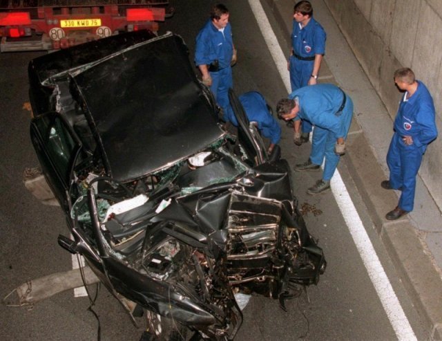 Автомобиль, в котором ехали принцесса Диана и Доди аль-Файед после автокатастрофы. 31 августа 1997 г.