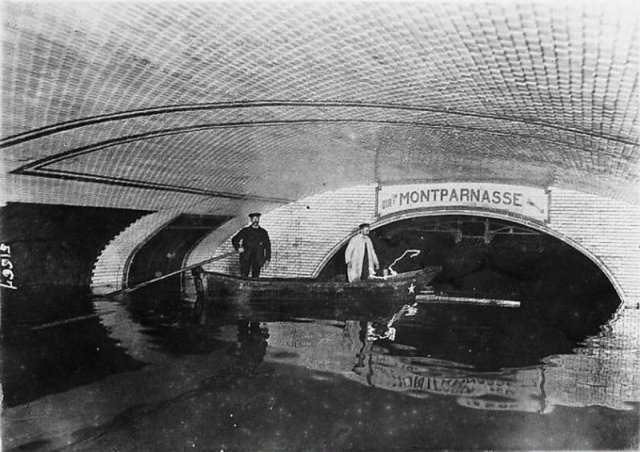 Станция парижского метро во время наводнения, 1910 г.