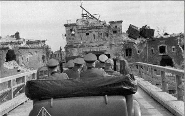 Гитлер (второй слева) и Муссолини (справа) едут осматривать Брестскую крепость 26 августа 1941 года.
