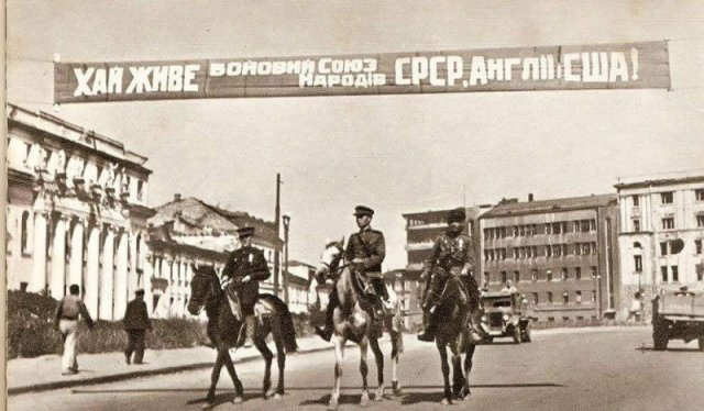 Да здравствует воинский Союз Народов СССР, Англии и США!», освобождение Харькова, 1943 год.