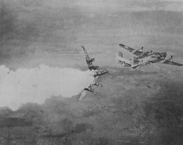 Горящий бомбардировщик B-24H «Либерейтор» из состава 793-ей бомбардировочной эскадрильи 465-й бомбардировочной группы 15-й воздушной армии США, подбитый зенитным огнем. Германия. 1944 год.