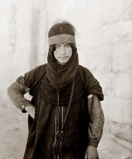 Бедуинка с татуировками на лице. Аль-Карак, Иордания, 1907 год.