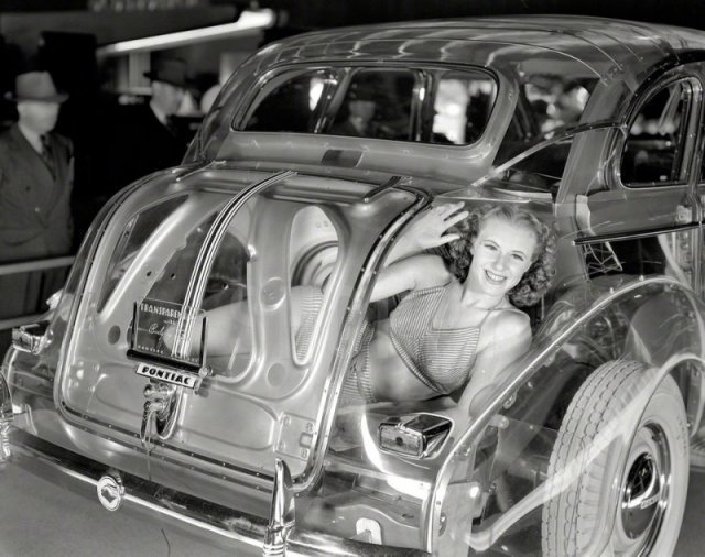 В багажнике не спрячешь. Pontiac Plexiglas Deluxe Six Ghost Car, 1939 год, Нью-Йорке.