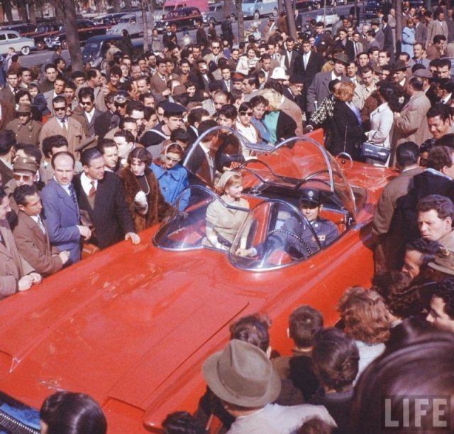 Гленн Форд и Дебби Рейнольдс в Lincoln Futura, который потом переделали в Batmobile, 1959 год