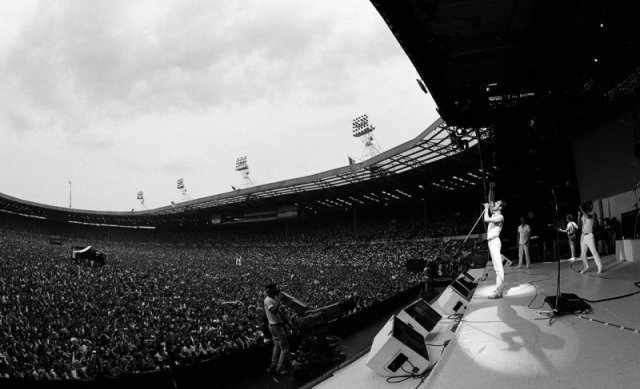 Фредди Меркьюри и 76000 зрителей на стадионе Уэмбли во время «Волшебного тура» Queen 1986 года.