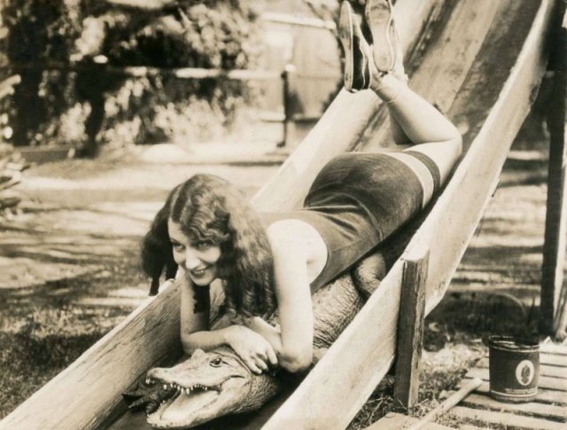 На крокодиле с горочки. Myrtle Munson, 1927