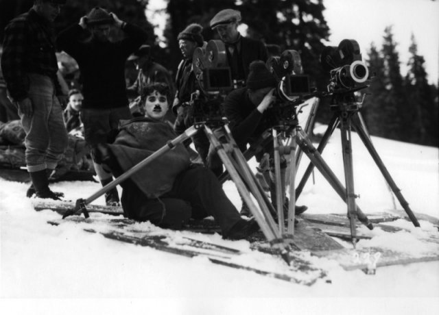 Чарли Чаплин на съемках «Золотой лихорадки» с помощниками. Калифорния, апрель 1924 г.