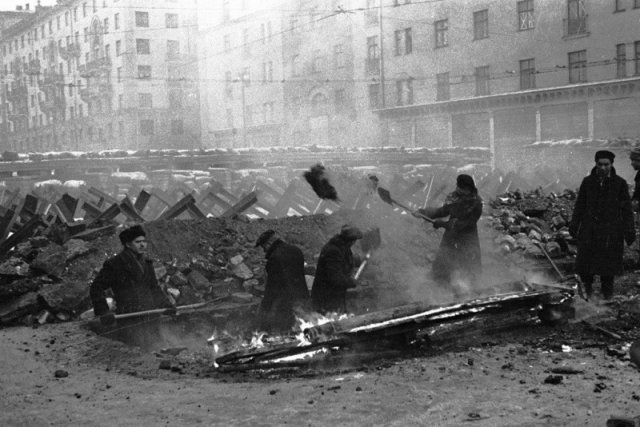 Жители Москвы сооружают баррикады на улицах города. 15 ноября 1941 года.