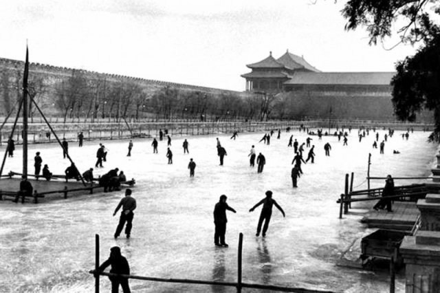 Каток перед самым большим дворцовым комплексом в мире. Пекин, 1957 год.