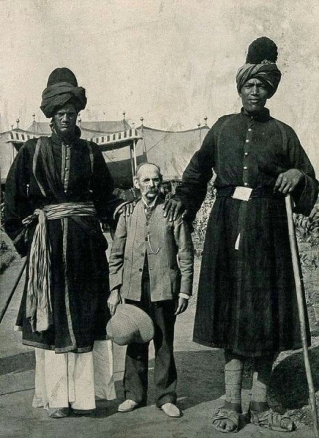 Профессор Рикалтон и два гиганта из Кашмира. Рост одного был 2,4 метра, а другого - 2,2 метра